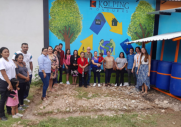 Kolping Honduras se centra en la separación de residuos, el reciclaje, el compostaje y el uso cuidadoso del agua. 