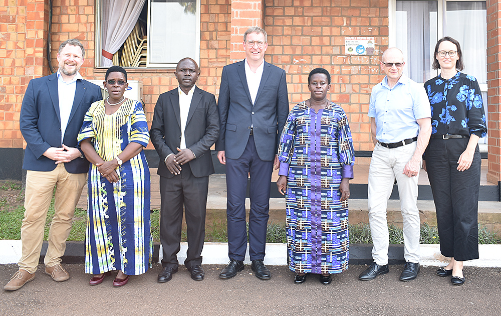 En una visita a proyectos Kolping en Uganda, los colaboradores del Ministerio Federal de Cooperación Económica y Desarrollo pueden observar in situ cómo Kolping contribuye a organizar la sociedad y la política.